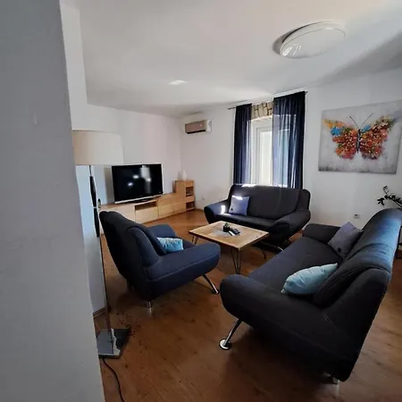Caveromane Apartment